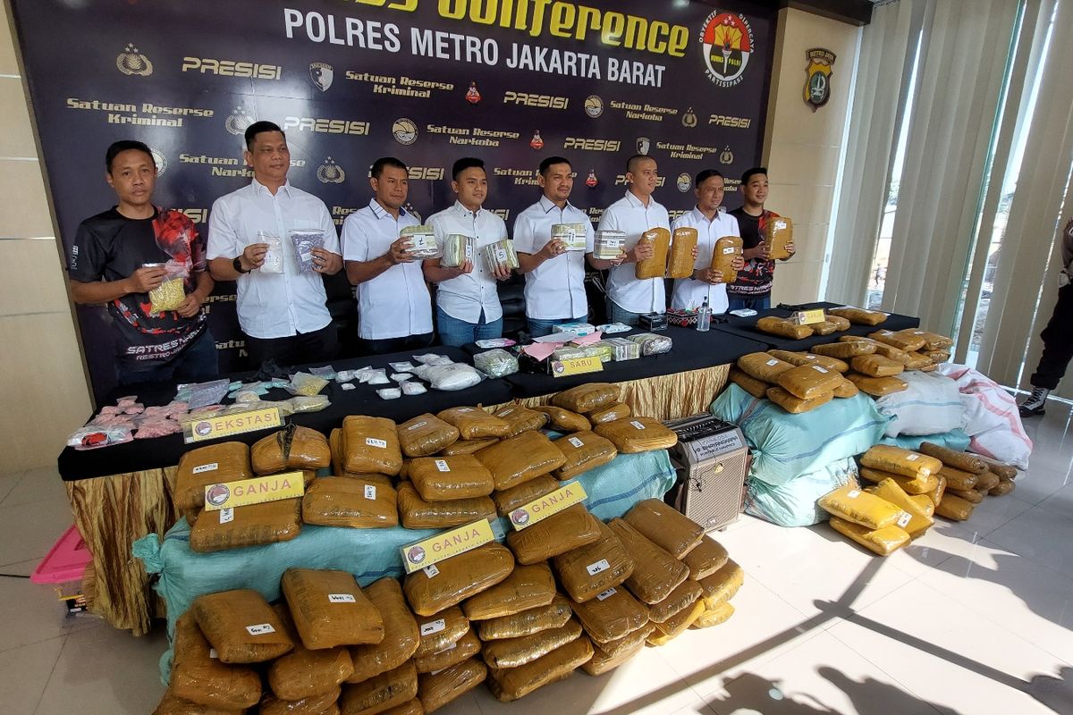 Pengungkapan temuan Satuan Reserse Narkoba Polres Metro Jakarta Barat terkait peredaran narkotika jenis ganja seberat 137 kilogram, di Mapolres Jakarta Barat, Kamis (28/7/2022).