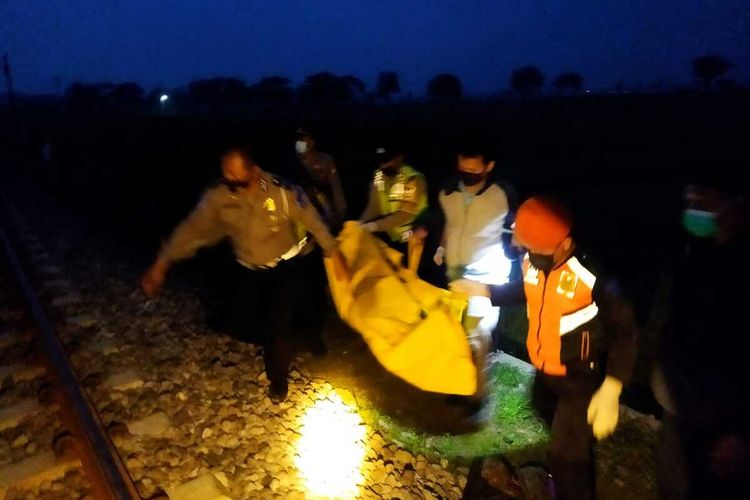 Pria tanpa identitas ditemukan tewas mengenaskan di parit area persawahan desa Jonggrang Kabupaten Magetan. Korban diduga tertabrak keretapi yang melintas di jalur Ngawi – Madiun.