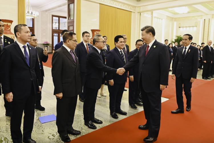Menteri Perdagangan RI, Zulkifli Hasan mendampingi Presiden RI, Joko Widodo melakukan pertemuan bilateral dengan Presiden Tiongkok, Xi Jinping di Beijing, Republik Rakyat Tiongkok (RRT), Selasa (17 Okt). (Foto : BPMI Setpres).