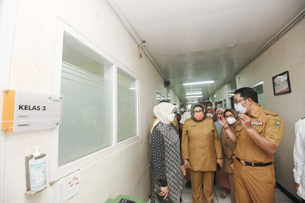 Gubernur Jawa Barat (Jabar) Ridwan Kamil saat meninjau kondisi Rumah Sakit Hasan Sadikin, Kota Bandung, Senin (9/5/2022).