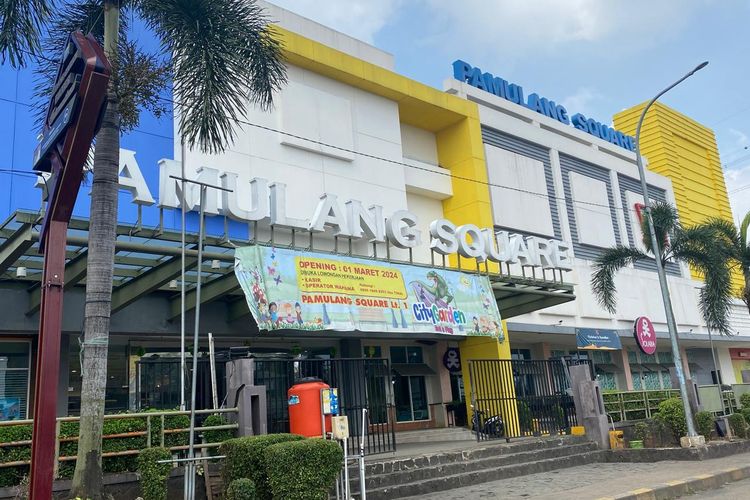 Pusat perbelanjaan di Pamulang yang bernama Pamulang Square.