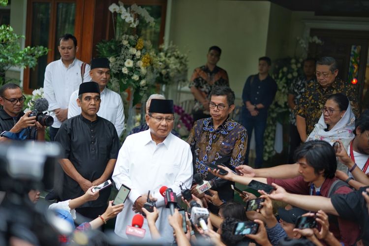 Calon presiden nomor urut 02 Prabowo Subianto seusai melayat ke kediaman SBY di Puri Cikeas, Bogor, Jawa Barat, Senin (3/6/2019).