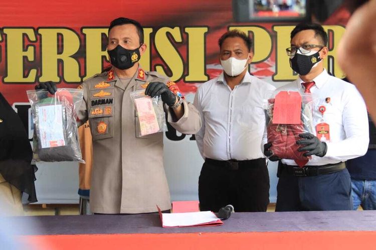 Kapolres Tuban AKBP Darman menunjukan barang bukti uang sisa penjualan hasil rampokan