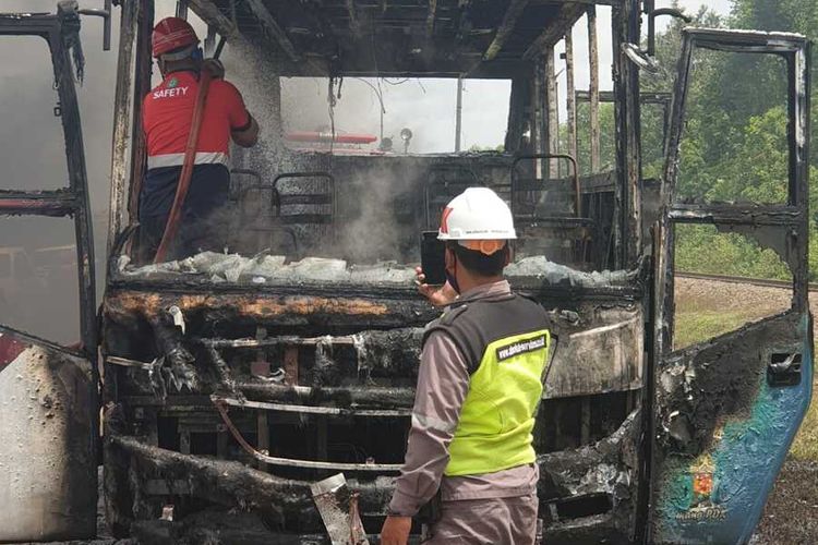Bus vaksin keliling milik Polres Muara Enim yang terbakar tersebar di group whatsapp.