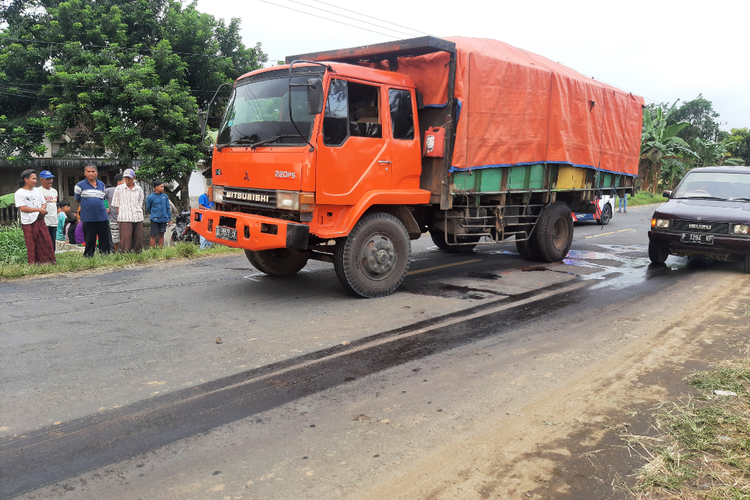 Truk fuso usai alami kecelakaan dengan sepeda motor di Kecamatan Jatiroto,  Lumajang, Senin (14/3/2022) 