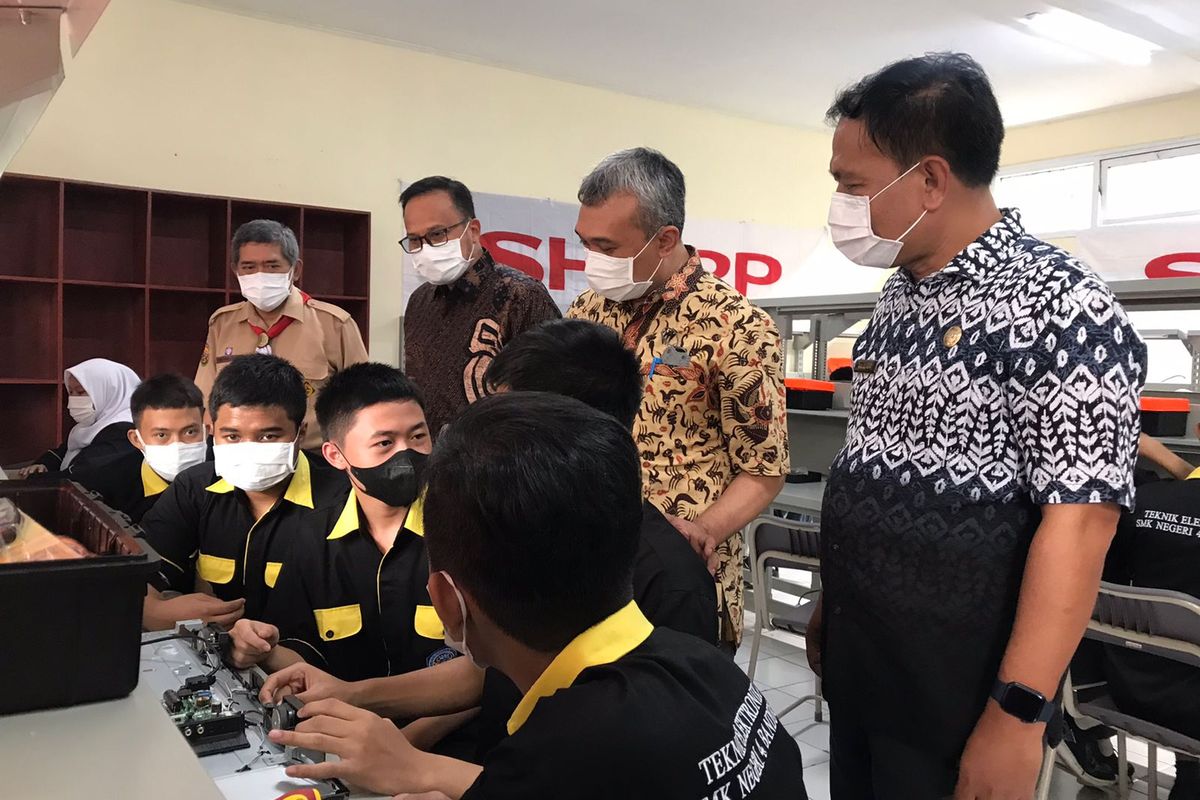 Sejumlah siswa SMKN 4 Bandung tengah mencoba sejumlah peralatan hasil kerja sama sekolahnya dengan Sharp. 