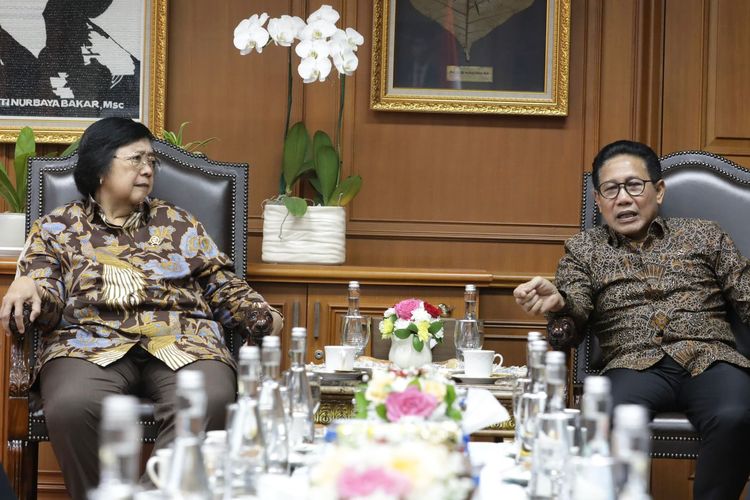  Menteri Desa Pembangunan Daerah Tertinggal dan Transmigrasi (Mendesa PDTT) Abdul Halim Iskandar menyambangi kantor Kementerian Kehutanan dan Lingkungan Hidup (LHK), Senin (8/7/2024). 
