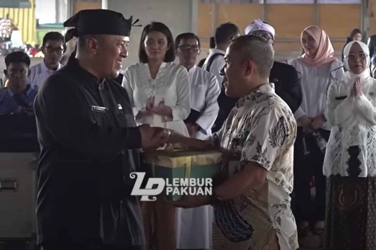 Bonus Persib hasil patungan dari ASN Pemprov Jabar yang ditolak manajemen akhirnya disalurkan untuk mengatasi krisis air di Desa Margamulya, Telukjambe Barat, Karawang, Rabu (2/7/2025).