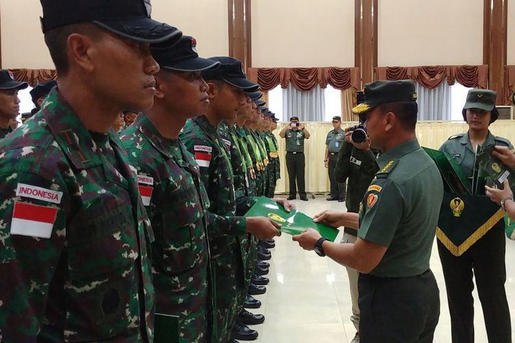 KSAD Jenderal TNI Mulyono usai menerima laporan Kontingen Menembak TNI AD, di Mabes TNI AD, Jakarta, Selasa (28/11/2017). 