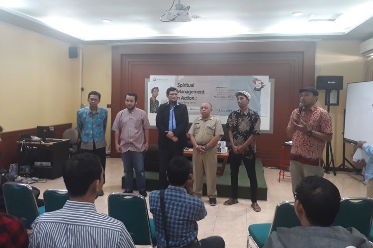 Kasi Perekonomian Kecamatan Surabaya Abdul Bahri (seragam cokelat) saat mengikuti seminar Spiritual In Action: Tempe Bang Jarwo dan refleksi lima tahun penutupan Dolly di Aula MM FEB Unair, Surabaya, Selasa (18/6/2019).