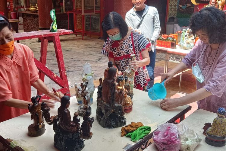 Patung dewa-dewi terlihat sedang dibersihkan oleh para umat di Klenteng Eng An Kiong, Jalan Martadinata, Kota Malang pada Senin (16/1/2023).