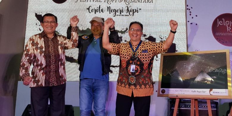 Dari kiri, Direktur Keuangan BRI Haru Koesmahargyo, Menteri Desa, Pembangunan Daerah Tertinggal dan Tramasigrasi RI Eko Putro Sadjojo dan Pemimpin Redaksi Harian Kompas Budiman Tanuredjo saat pembukaam Festival Kopi Nusantara: Cerita Negeri Kopi, Bentara Budaya, Jakarta, Kamis (19/7/2018).