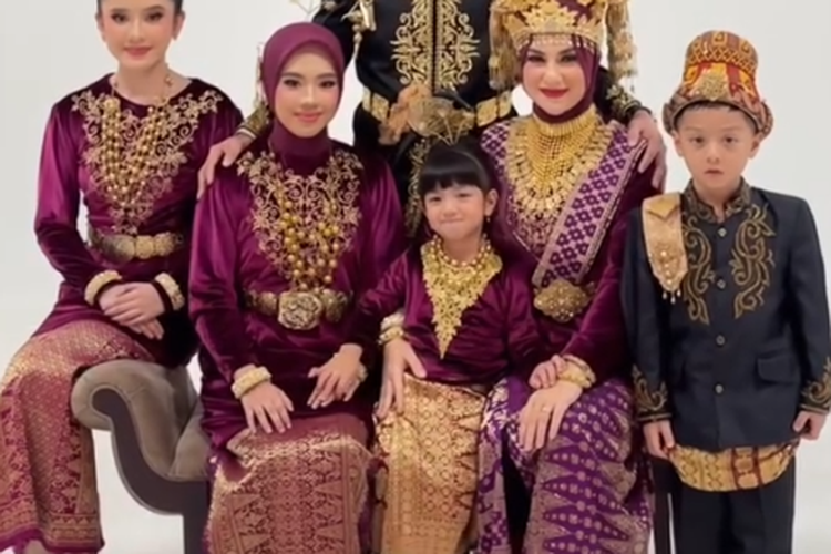 Potret Irish Bella sekeluarga menggunakan baju adat Aceh dalam sesi foto keluarga.