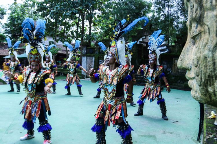 Penari Tari Topeng Ireng dalam acara media trip bersama Atria Malang di Omah Mbudur, Magelang, Jawa Tengah, Kamis (4/5/2023).