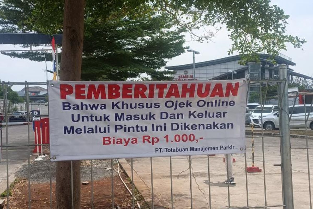 Spanduk pemberitahuan mengenai biaya Rp 1.000 bagi pengemudi ojol yang hendak mengantar atau menurunkan penumpangnya di Stasiun Bekasi Timur, Kota Bekasi. 