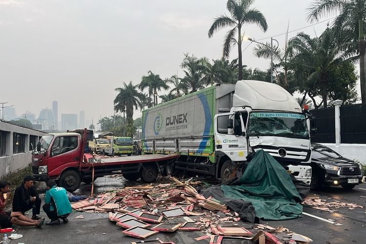 2 Truk Tabrakan di Depan DPR, Muatan Keramik Berserakan Bikin Lalin Macet