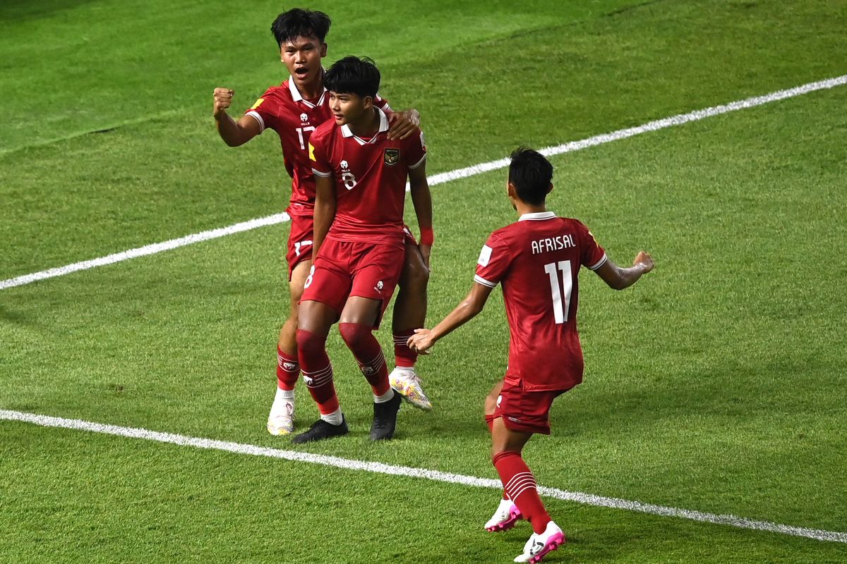Ekspresi pesepak bola Timnas Indonesia Arkhan Kaka Putra Purwanto (tengah) usai mencetak gol ke gawang Timnas Panama pada pertandingan penyisihan Grup A Piala Dunia U-17 2023 di Stadion Gelora Bung Tomo (GBT), Surabaya, Jawa Timur, Senin (13/11/2023). Terkini, timnas U17 Indonesia akan menghadapi Maroko dalam matchday terakhir fase Grup A Piala Dunia U17 2023. Laga indonesia vs Maroko berlangsung di Stadion Gelora Bung Tomo (GBT) pada Kamis (16/11/2023). Artikel ini berisi skenario timnas Indonesia lolos 16 besar Piala Dunia U17 2023. ANTARA FOTO/Aditya Pradana Putra/aww. 


