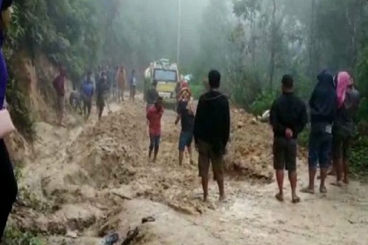 Lantaran terperosok di kubangan jalan berlumpur, warga  kecamatan Nosu, Mamasa sulawesi barat terpaksa berjibaku menarik mobil dari dalam lumpur agar isa naik ke daratan dan melanjutkan perjlanan ke tujuan.