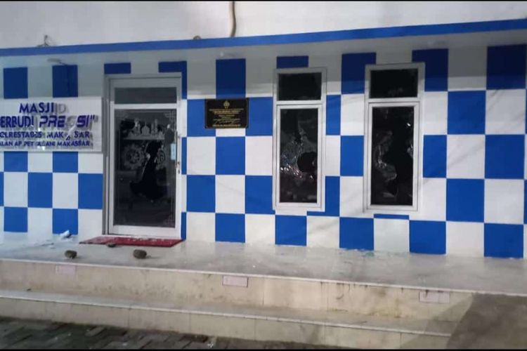 Salah satu Mushala yang terletak di Pos Lantas Fly Over Makassar dirusak hingga hampir seluruh kaca ruangan pecah. Jumat (14/4/2023) dini hari