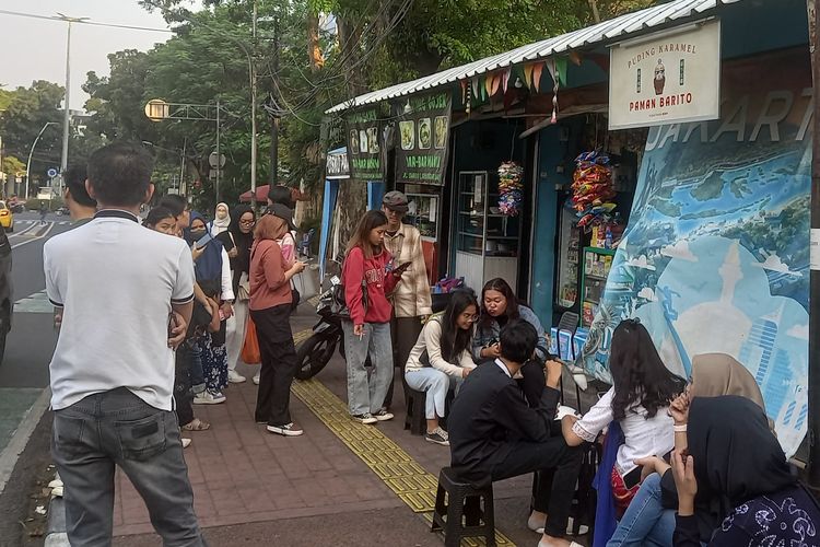 suasana pembeli yang mengantre puding karamel Paman Barito sebelum kedai buka pada Rabu (15/5/2024).