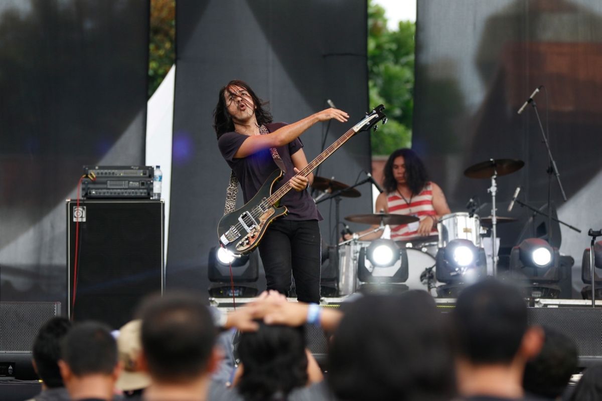 Band Kelompok Penerbang Roket tampil pada hari pertama Festival Musik Rock JogjaRockarta di Stadion Kridosono, Daerah Istimewa Yogyakarta, Jumat (29/9/2017). Jogjarockarta menampilkan band utama Dream Theater serta dimeriahkan band pembuka antara lain God Bless, Roxx, Power Metal, dan Death Vomit.