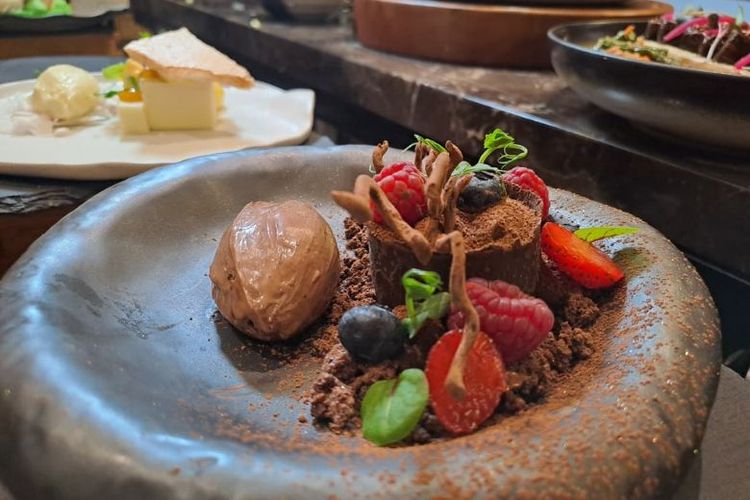 Forest Dark Chocolate Mousse, dessert cokelat bertekstur unik yang dikreasikan Chef A.RA.SA, memadukan cita rasa cokelat premium Papua dengan kesegaran buah segar. 