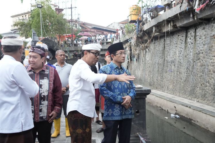 Menag Salurkan Bantuan Rp 300 Juta untuk Korban Banjir di Bali