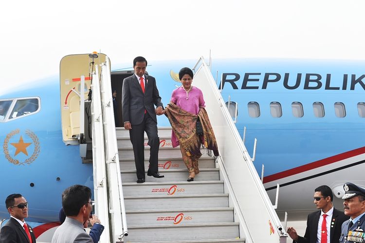 Presiden Joko Widodo dan ibu negara, Iriana tiba di New Delhi, India, Kamis (25/1/2018), dalam rangkaian lawatannya ke sejumlah negara Asia Selatan.