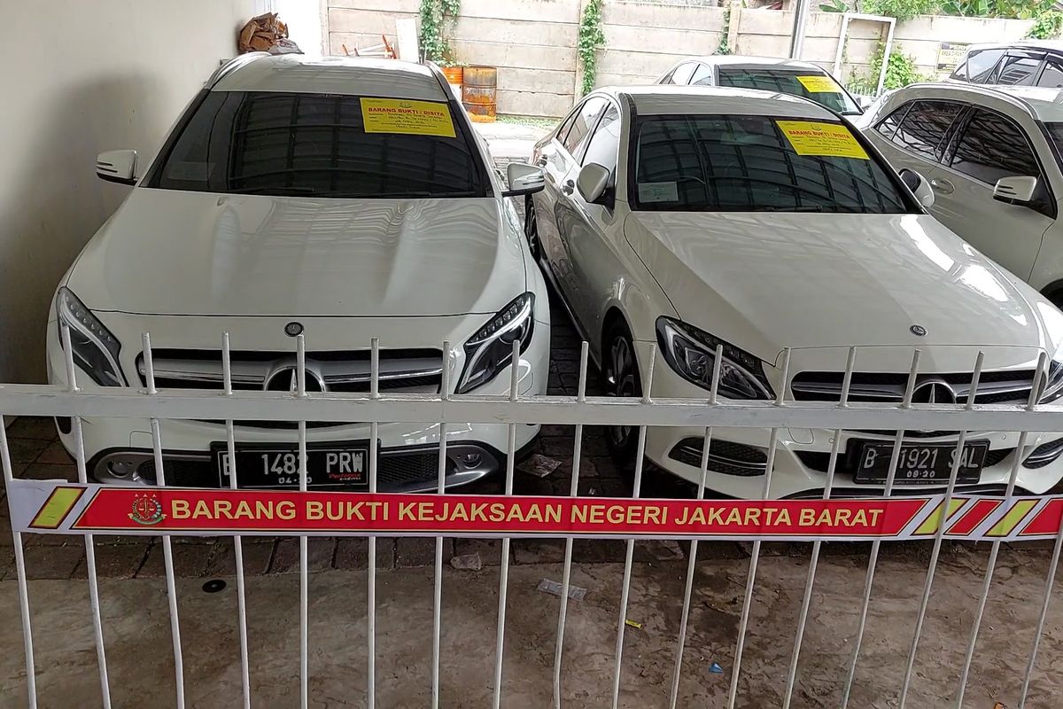 Kejaksaan Negeri Jakarta Barat menyita puluhan mobil mewah sebagai barang bukti dari kasus investasi Bodong KSP Indosurya, Jumat (14/10/2022).