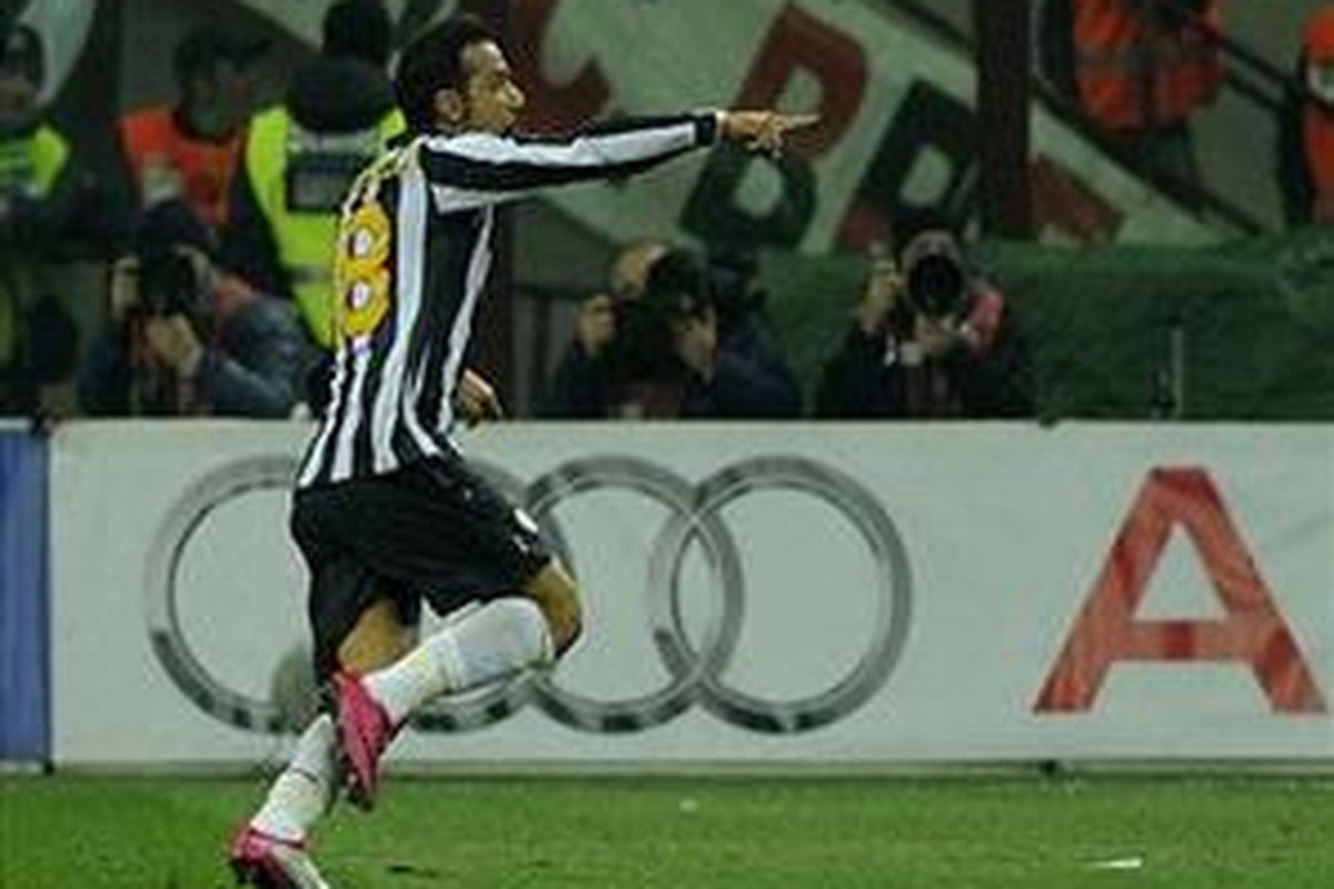 Penyerang Juventus, Fabio Quagliarella, merayakan golnya ke gawang AC Milan, pada laga Serie-A, Sabtu (30/10/2010).