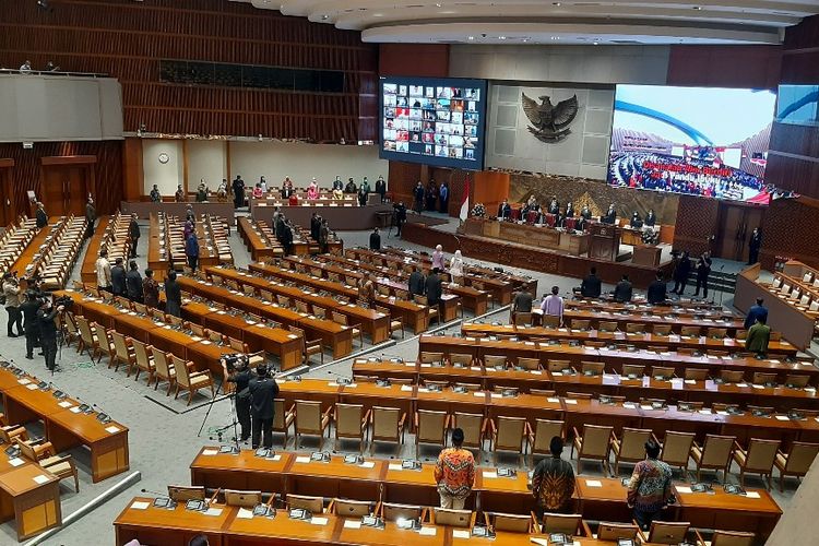 Anggota dewan berdiri menyanyikan lagu Indonesia Raya saat menghadiri rapat paripurna DPR di Kompleks Parlemen, Jakarta, Selasa (12/4/2022).