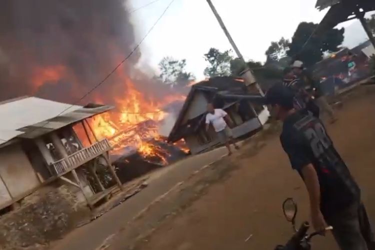Kebakaran di Kasepuhan Adat Ciptamulya Sukabumi karena Korsleting di Toilet Umum