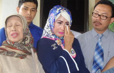 Istri Donny Kesuma, Yuni Indriyati, menangis usai sidang putusan perceraiannya di Pengadilan Agama Bekasi, Jawa Barat, Senin (9/10/2017).