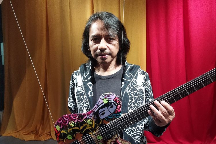 Gitaris Dewa Budjana dan gitar Kiesel yang ia lelang di Distrik Seni x Sarinah, saat ditemui di kawasan Thamrin, Jakarta Pusat, Jumat (9/9/2022). 