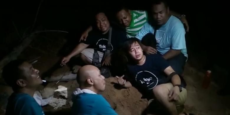 Grup acapella Jamaica Cafe menyanyi mengiringi seekor penyu hijau yang sedang bertelur di pantai yang terletak di Kecamatan Paloh, Kabupaten Sambas, Kalimantan Barat (19/8/2016).