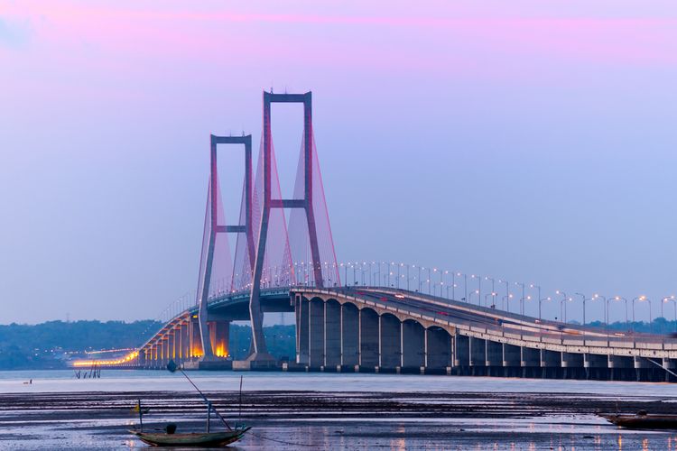 Jembatan Suramadu.