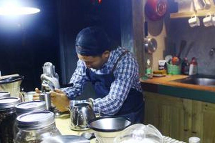 Pepeng saat memeragakan proses penyajian kopi di bar terbuka di Kedai Klinik Kopi, Sleman, DI Yogyakarta.