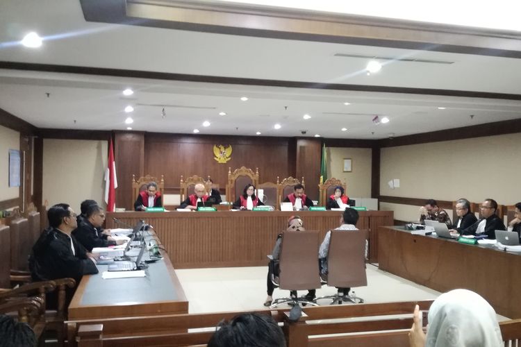 Sidang pemeriksaan saksi untuk adik mantan Gubernur Banten Ratu Atut Chosiyah, Tubagus Chaeri Wardana.