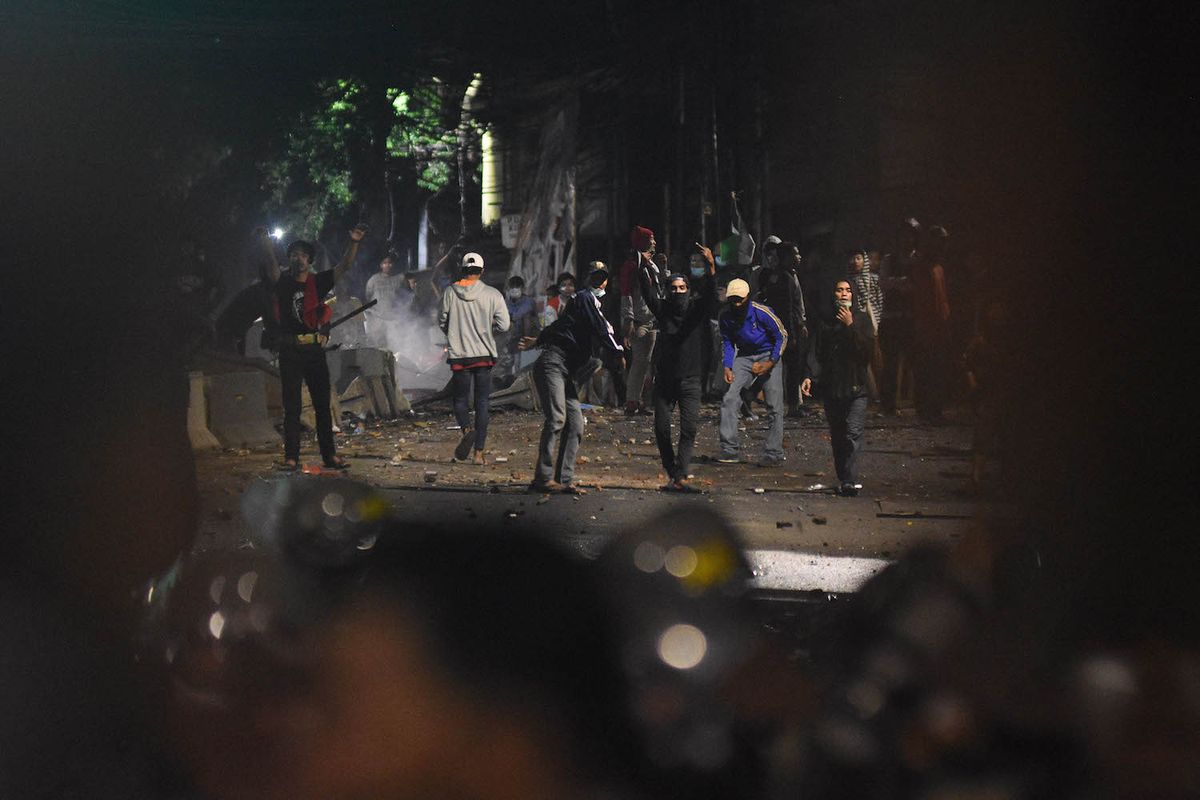 Sejumlah massa menyerang ke arah petugas kepolisian saat terjadi bentrokan Aksi 22 Mei di Jalan Brigjen Katamso, kawasan Slipi, Jakarta, Rabu (22/5/2019). ANTARA FOTO/M Risyal Hidayat/wsj.