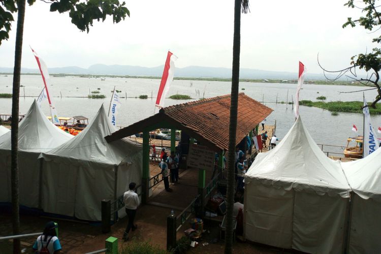 Pemandangan danau Rawapening dilihat dari Bukit Cinta, Banyubiru, Kabupaten Semarang.