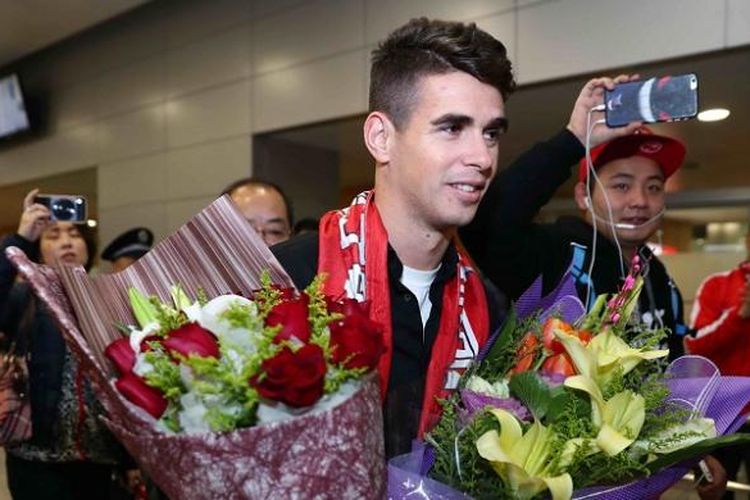 Pemain asal Brasil, Oscar, saat tiba di Shanghai, China dan mendapatkan sambutan dari para pendukung Shanghai SIPG, 2 Januari 2017.
