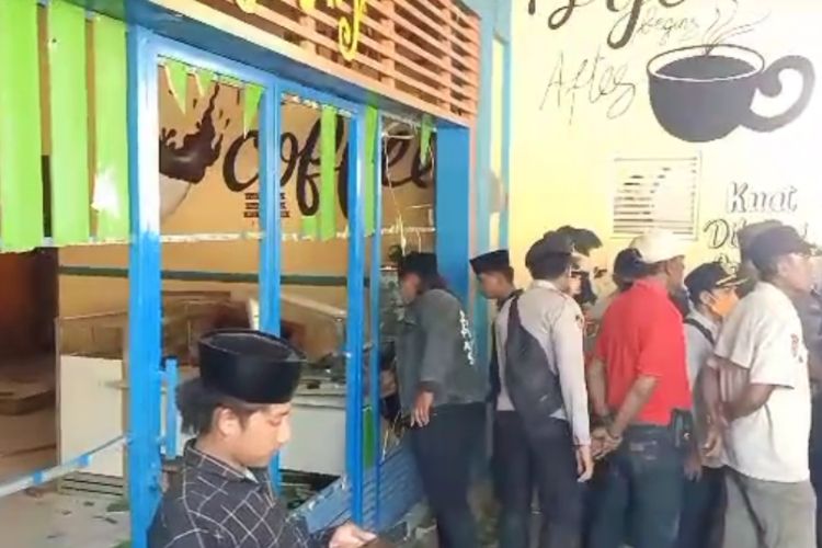 Cafe di Jl. Gatot Kaca Kelurahan Kolpajung, Kecamatan Pamekasan, Jawa Timur yang dirusak ratusan warga, Jumat (8/9/2023) karena cafe tersebut diduga menjadi tempat prostitusi terselubung.