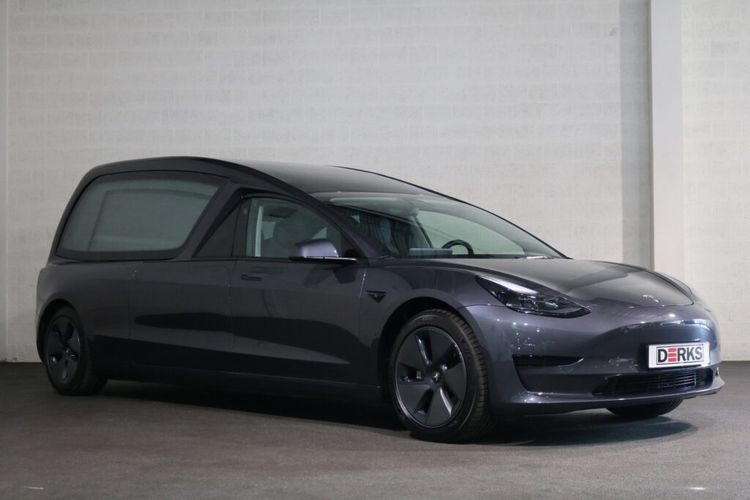 Mobil listrik Tesla Model 3 dimodifikasi jadi mobil jenazah