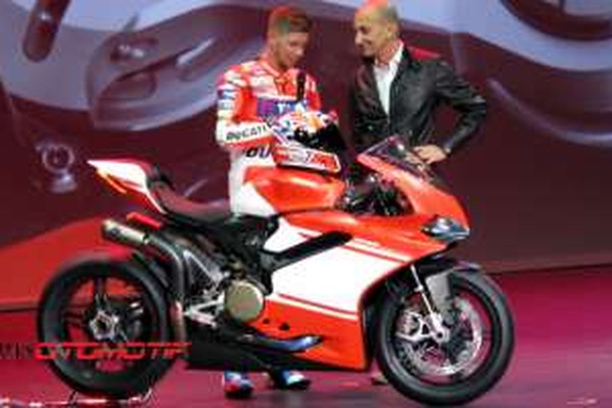 Casey Stoner didapuk mengenalkan Ducati 1299 Superleggera.