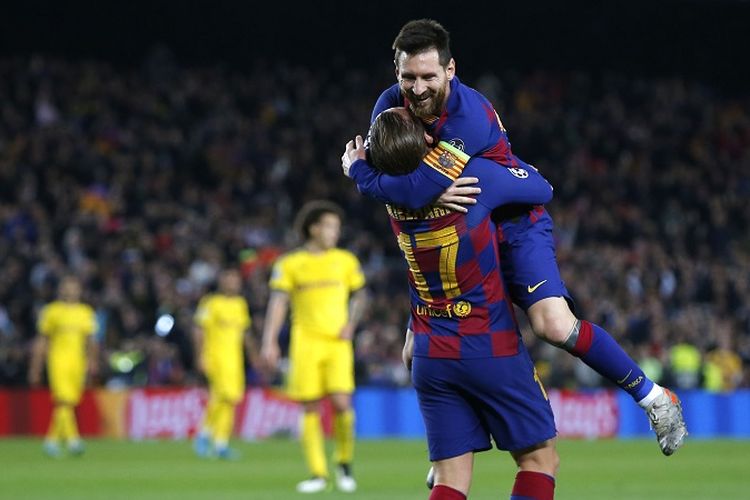 Penyerang Barcelona Antoine Griezmann (kiri) merayakan gol bersama Lionel Messi dalam pertandingan Grup F Liga Champions antara Barcelona vs Borussia Dortmund di Stadion Camp Nou di Barcelona pada 27 November 2019.