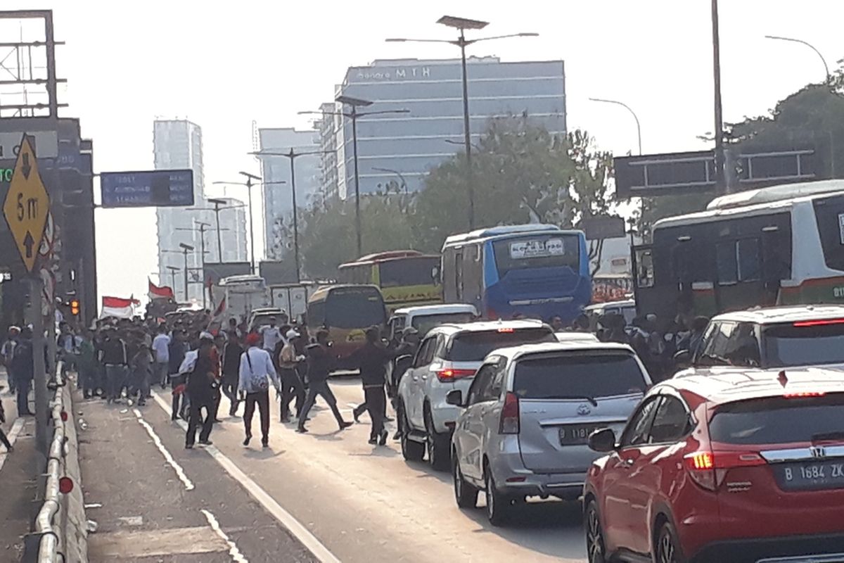 Tampak sejumlah pelajar tumpangi kendaraan di Tol Dalam Kota Cawang arah Semanggi untuk menuju Gedung DPR, Jakarta Pusat, Rabu (25/9/2019).