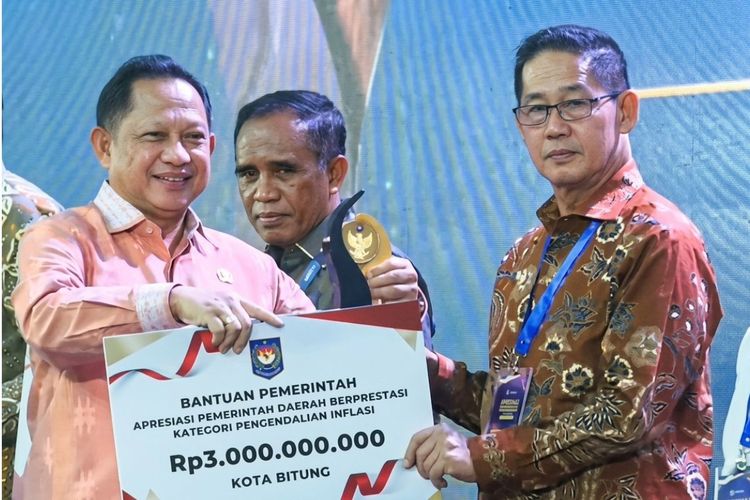 Sukses Tangani Inflasi, Kemendagri Berikan Penghargaan dan Bantuan Rp 6 Miliar untuk 3 Kota Ini