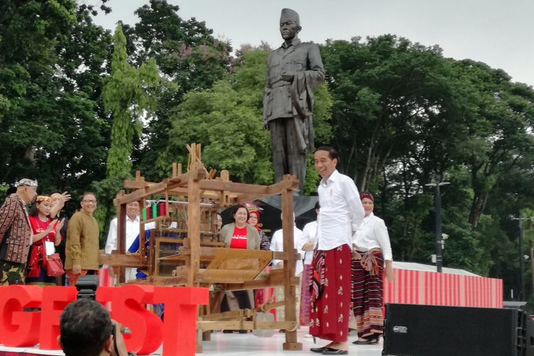Presiden Joko Widodo mengamati alat tenun bukan mesin (ATBM) di Festival Sarung Indonesia 2018, Plaza Tenggara, Gelora Bung Karno, Jakarta, Minggu (3/3/2019).