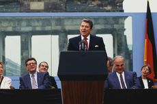 Hari Ini dalam Sejarah: Presiden Ronald Reagan Tantang Soviet Hancurkan Tembok Berlin