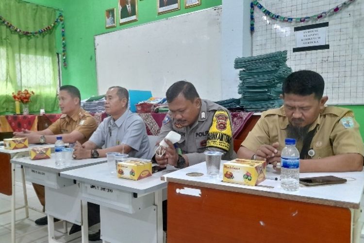 Kepala Sekolah SMP 7 Kota Jambi, Bambang Hermanto (tengah) baju warna abu-abu saat menyampaikan konferensi pers terkait adanya dugaan pengeroyokan di sekolahnya
